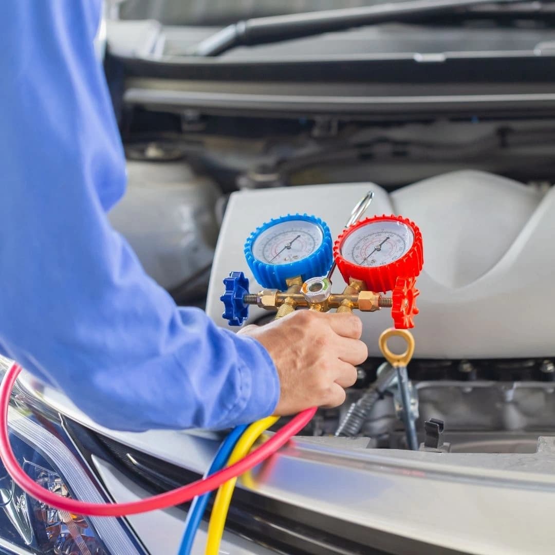 AC-service på bil i verkstad
